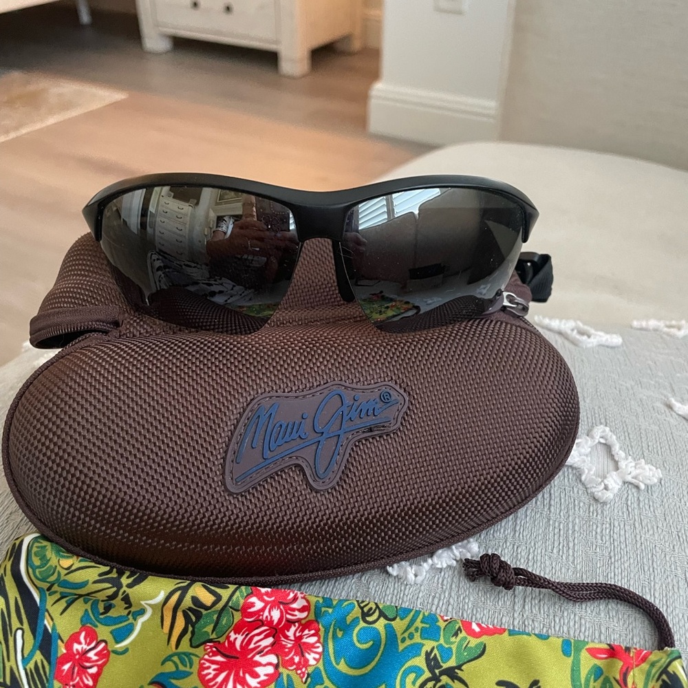 Maui Jim Black polarized Sunglasses with Brown Case and bag